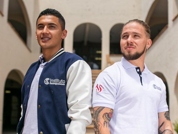 Estudiantes universitarios proyectando su futuro